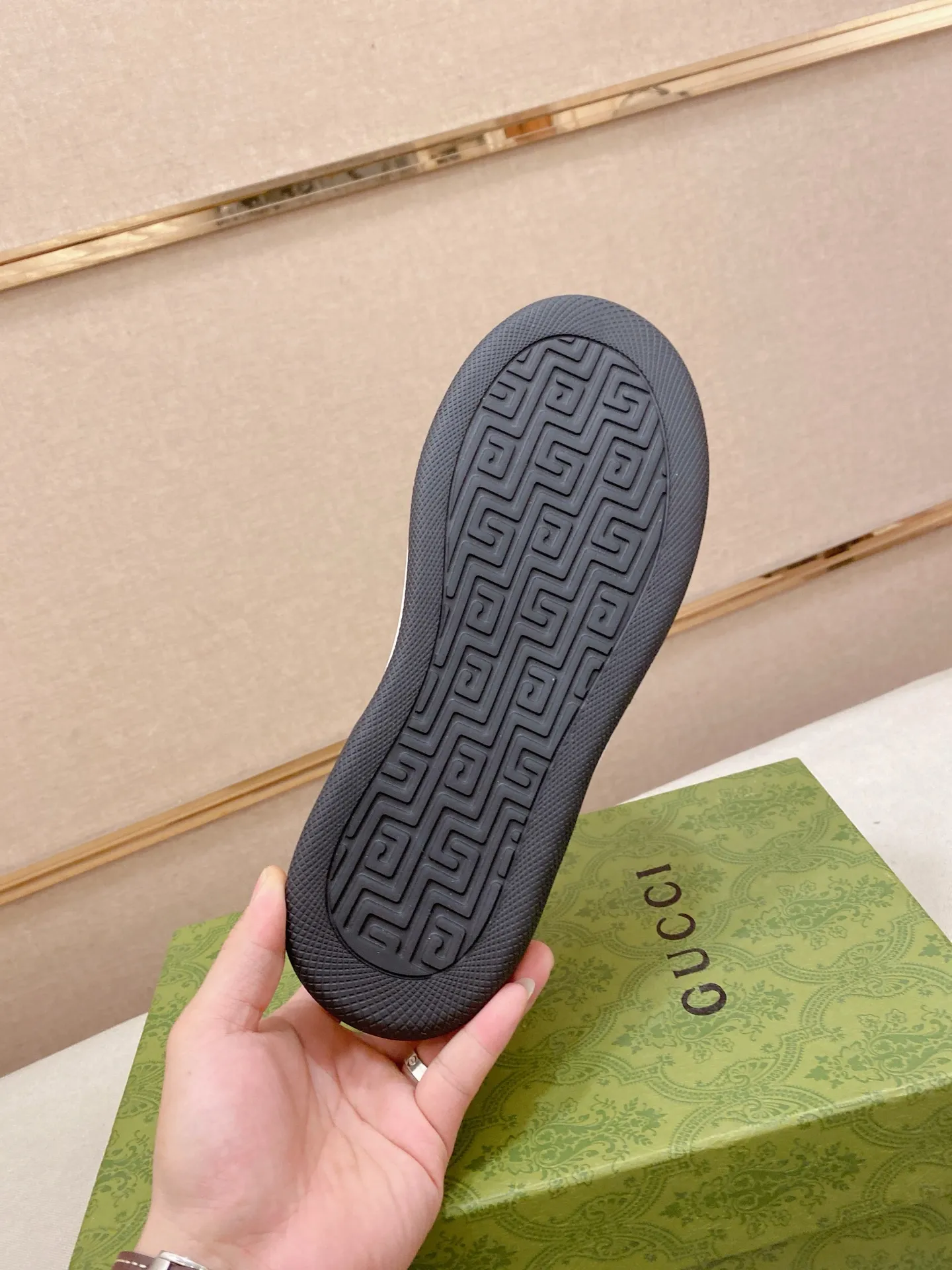 Men's shoes💰 480💰The new GUCCI (Gucci) counters are launched simultaneously. The new men's shoes, 😘fabrics are selected from imported cowhide, and the lining is sheepskin lining. 👍🏿 High-end ☄️ air-cushion molded anti-slip rubber outsole, exquisite lines, simple and elegant, comfortable and high-end for leisure travel. Code number: 38 to 44 (45 can be customized and cannot be returned or exchanged)
